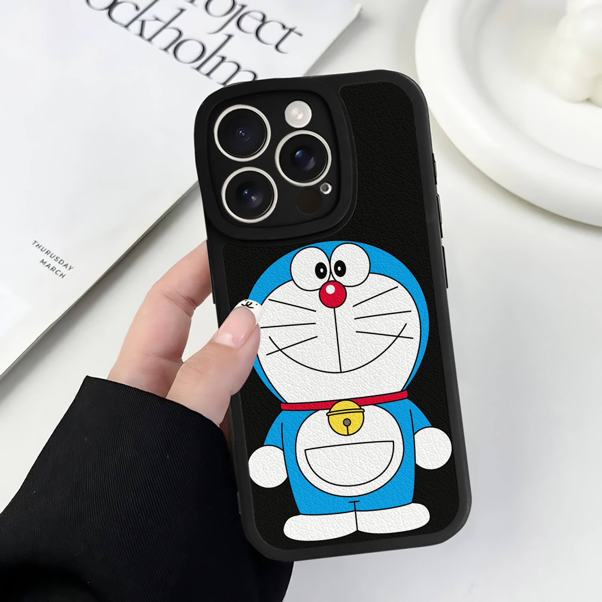 （画像用） ドラえもん Doraemon 【iPhone 16シリーズ対応】シリコンスマホケース（レザー調） 材質：シリコン